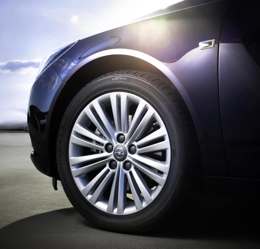  Opel Insignia 2012 года  (фото 2 из 32)